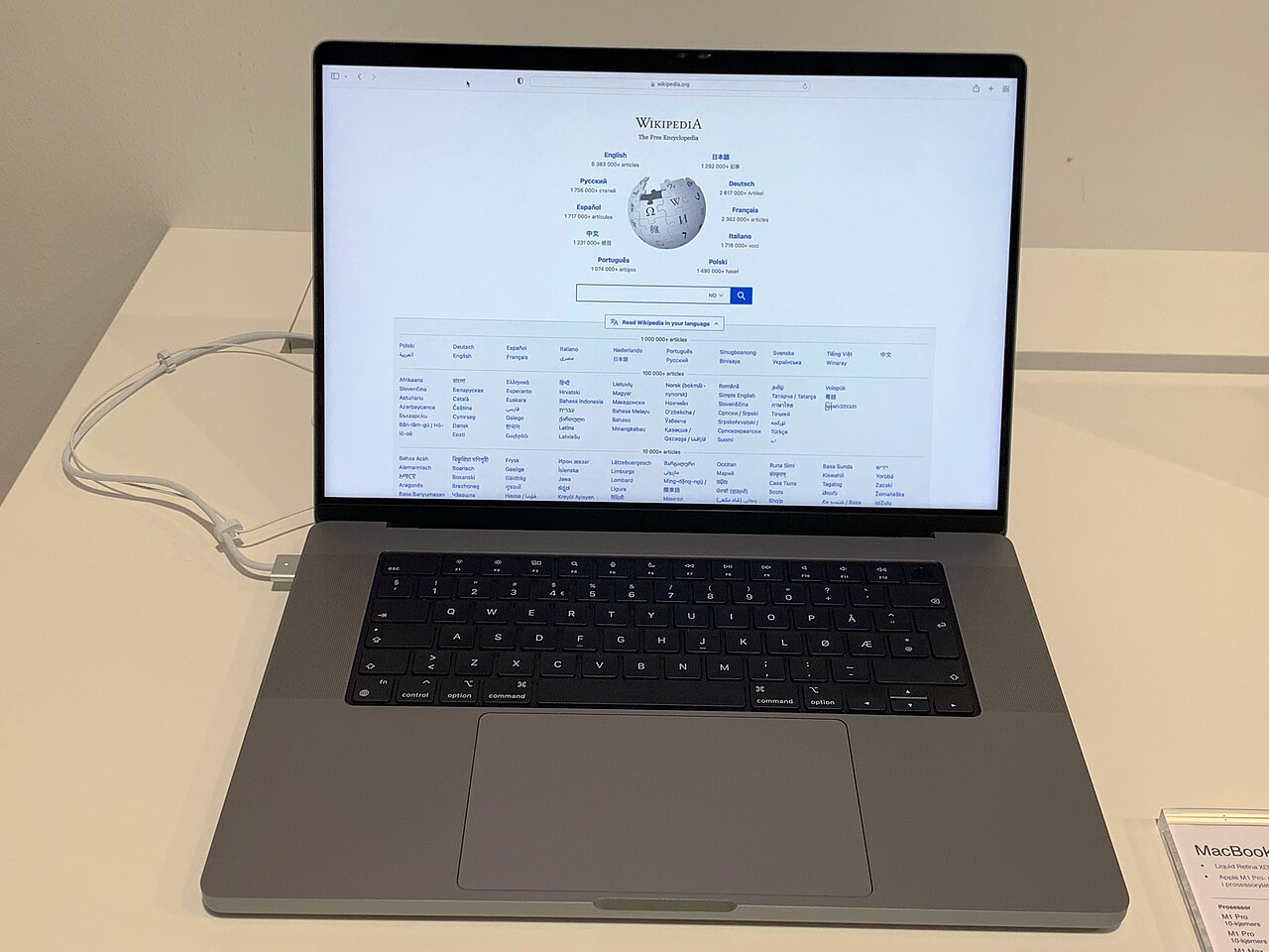 MacBook Pro M5 Max